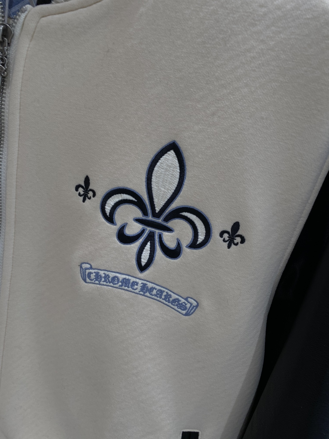 《𝙉𝙚𝙬🤍🖤 家》2025棒球服外套低调里的奢华小心机 经典百搭又显瘦，轻松适配各种风格 。胸前带有刺绣