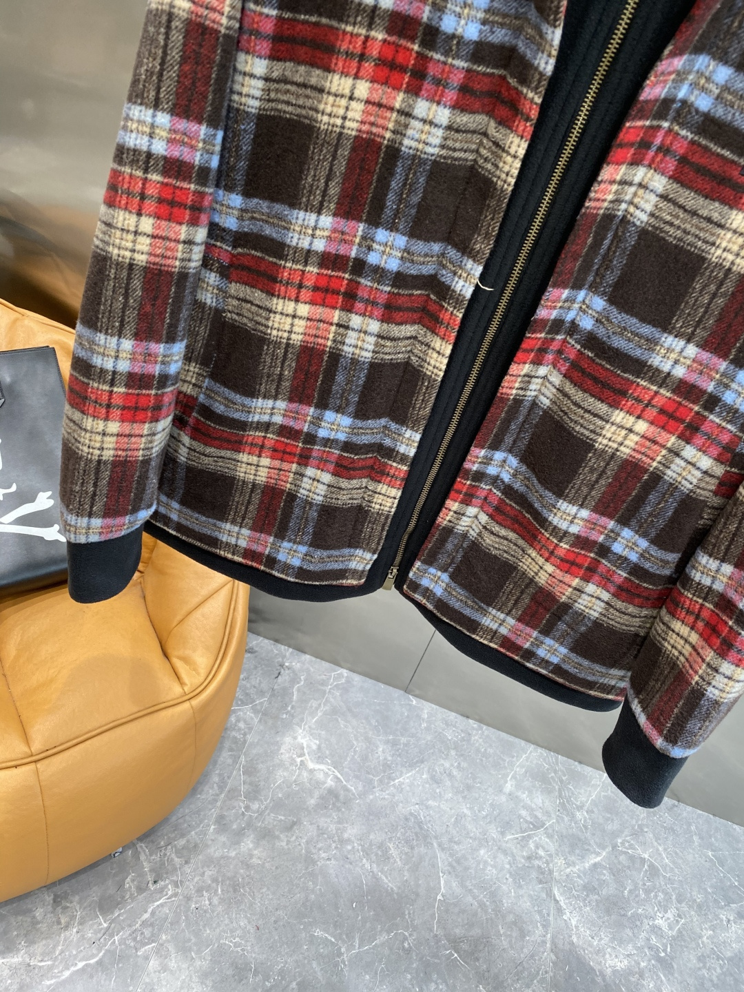 《𝙉𝙚𝙬🤍🖤 亚历山家》2025棒球服外套低调里的奢华小心机 经典百搭又显瘦，轻松适配各种风格 。带有刺