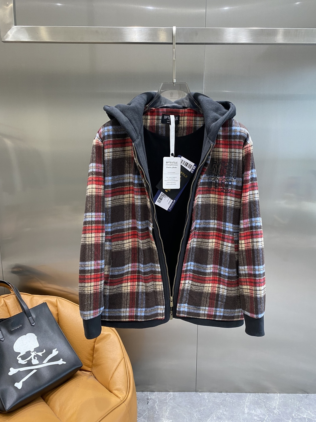 《𝙉𝙚𝙬🤍🖤 亚历山家》2025棒球服外套低调里的奢华小心机 经典百搭又显瘦，轻松适配各种风格 。带有刺