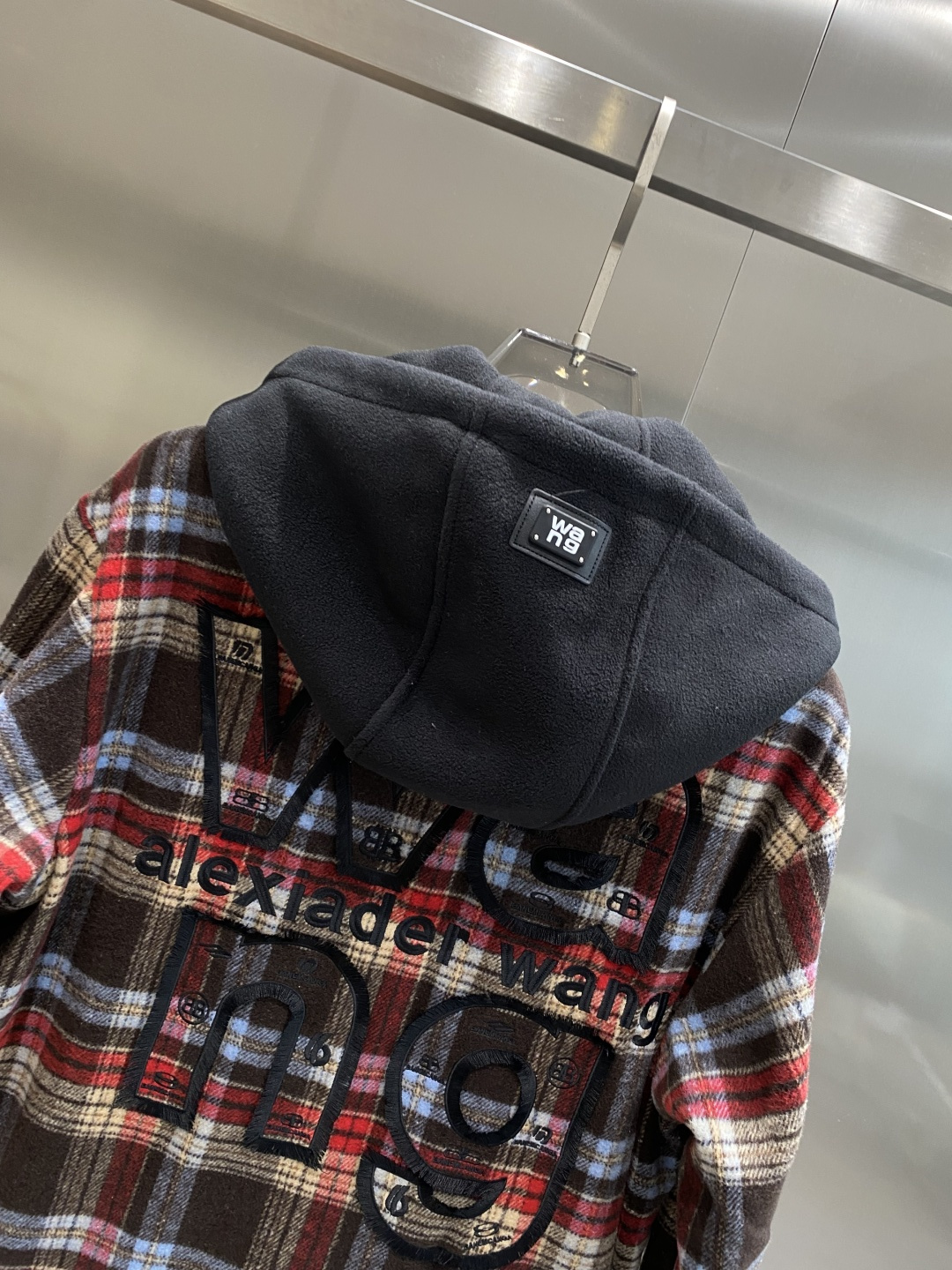 《𝙉𝙚𝙬🤍🖤 亚历山家》2025棒球服外套低调里的奢华小心机 经典百搭又显瘦，轻松适配各种风格 。带有刺