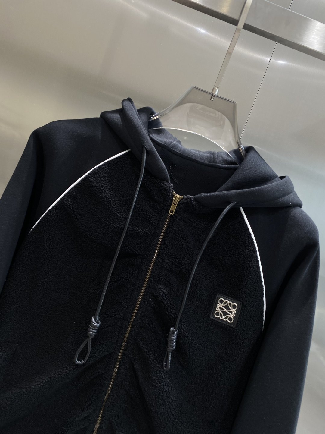 《𝙉𝙚𝙬🤍🖤 罗意家》2025棒球服外套低调里的奢华小心机 经典百搭又显瘦，轻松适配各种风格 。带有刺绣