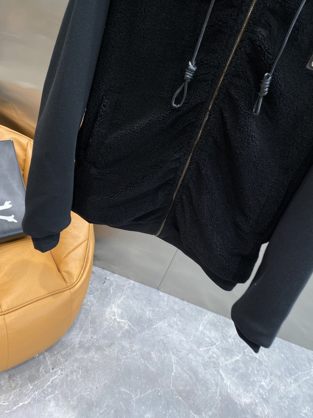 《𝙉𝙚𝙬🤍🖤 罗意家》2025棒球服外套低调里的奢华小心机 经典百搭又显瘦，轻松适配各种风格 。带有刺绣