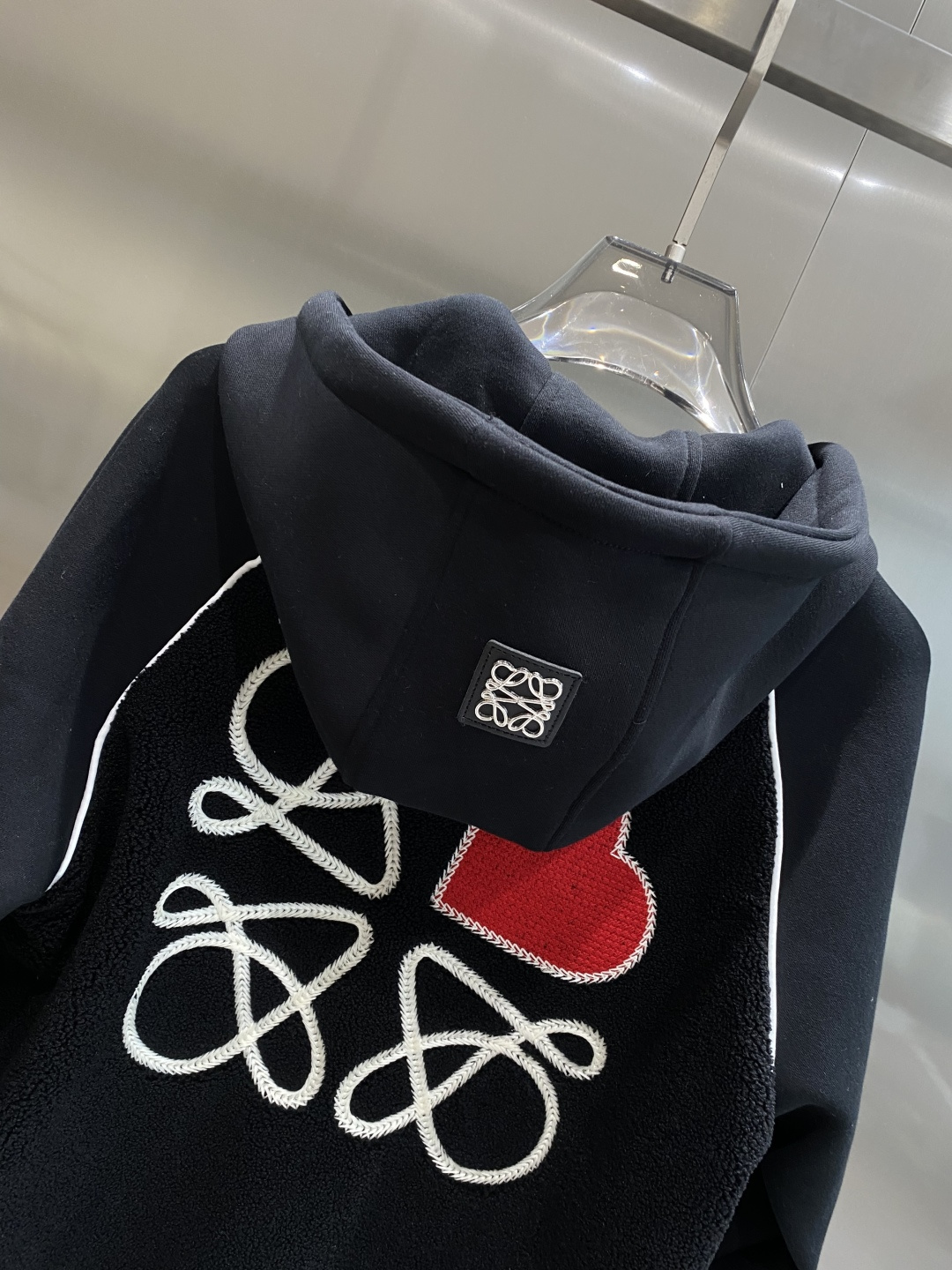 《𝙉𝙚𝙬🤍🖤 罗意家》2025棒球服外套低调里的奢华小心机 经典百搭又显瘦，轻松适配各种风格 。带有刺绣