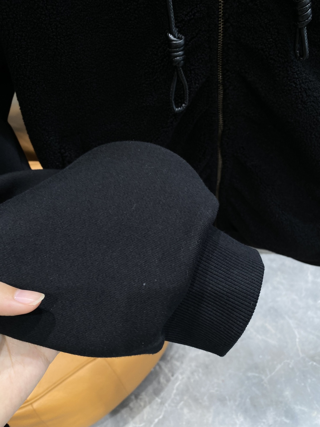 《𝙉𝙚𝙬🤍🖤 罗意家》2025棒球服外套低调里的奢华小心机 经典百搭又显瘦，轻松适配各种风格 。带有刺绣