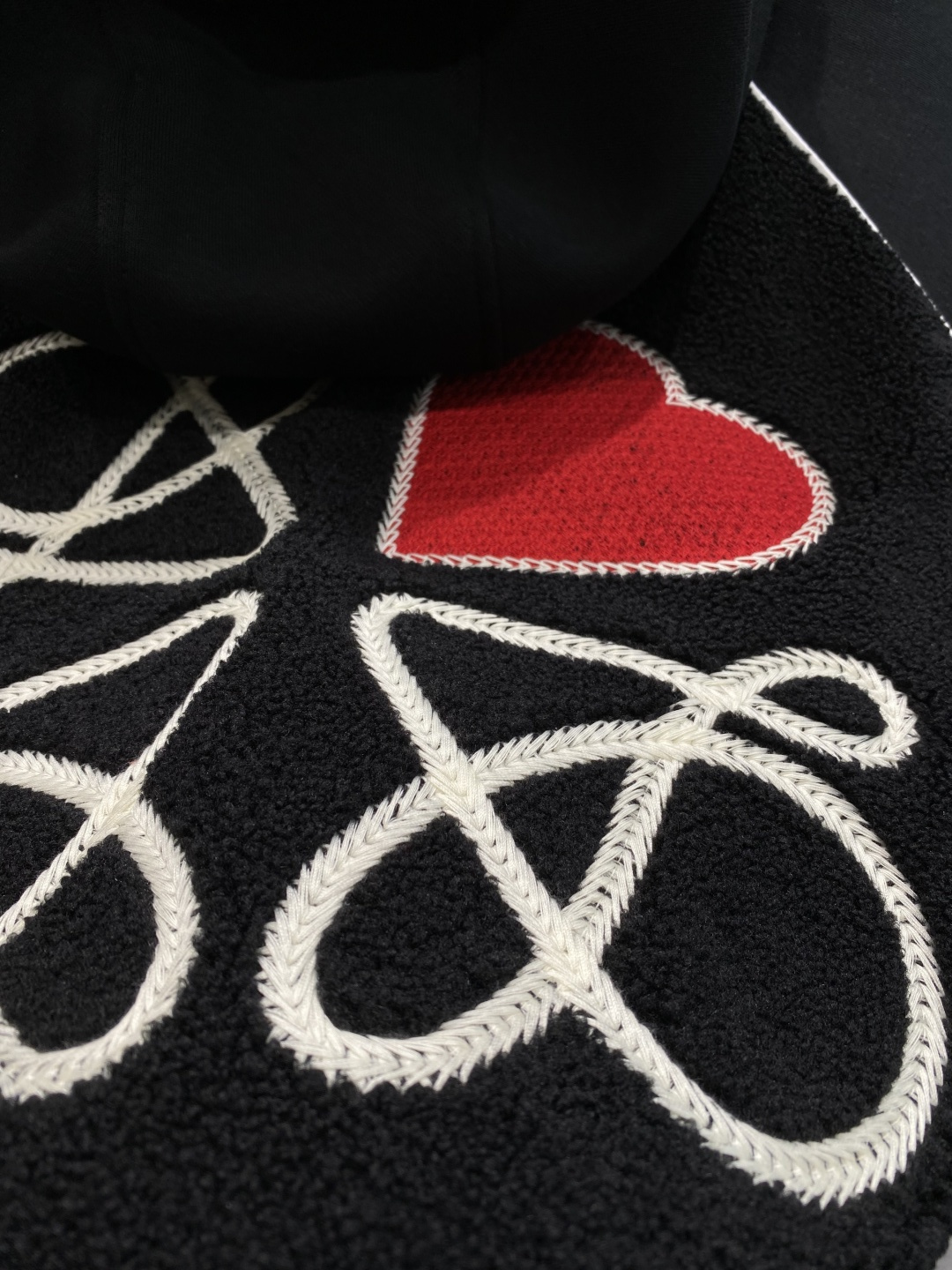 《𝙉𝙚𝙬🤍🖤 罗意家》2025棒球服外套低调里的奢华小心机 经典百搭又显瘦，轻松适配各种风格 。带有刺绣