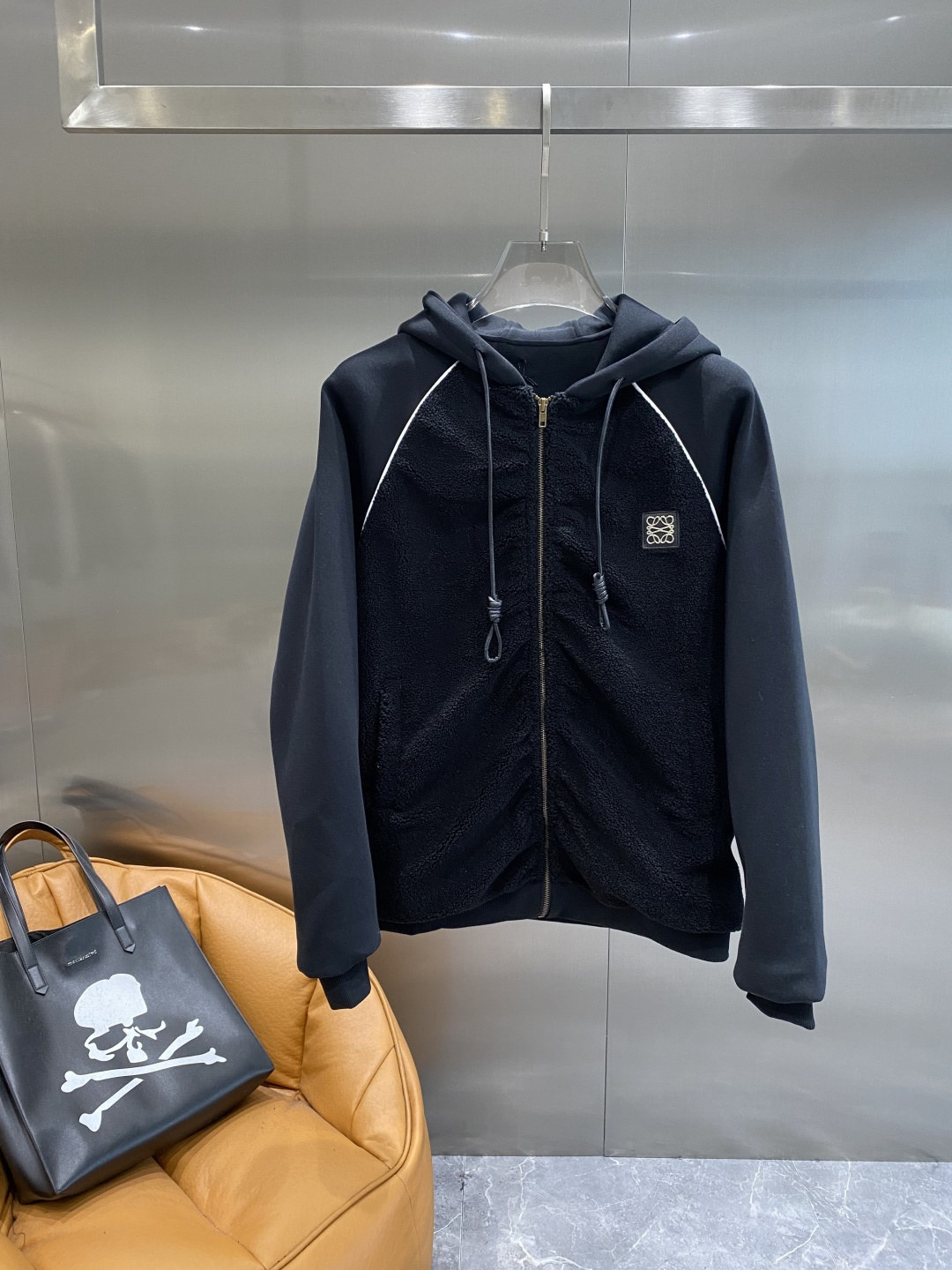 《𝙉𝙚𝙬🤍🖤 罗意家》2025棒球服外套低调里的奢华小心机 经典百搭又显瘦，轻松适配各种风格 。带有刺绣