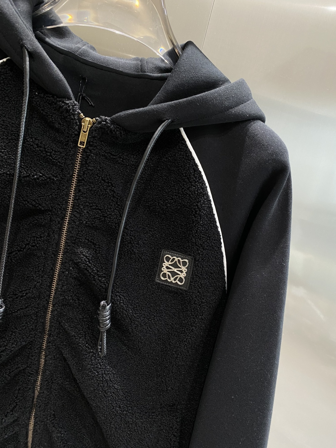 《𝙉𝙚𝙬🤍🖤 罗意家》2025棒球服外套低调里的奢华小心机 经典百搭又显瘦，轻松适配各种风格 。带有刺绣