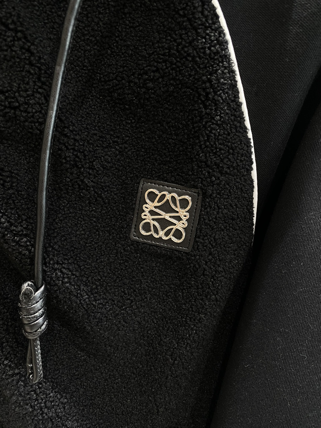 《𝙉𝙚𝙬🤍🖤 罗意家》2025棒球服外套低调里的奢华小心机 经典百搭又显瘦，轻松适配各种风格 。带有刺绣