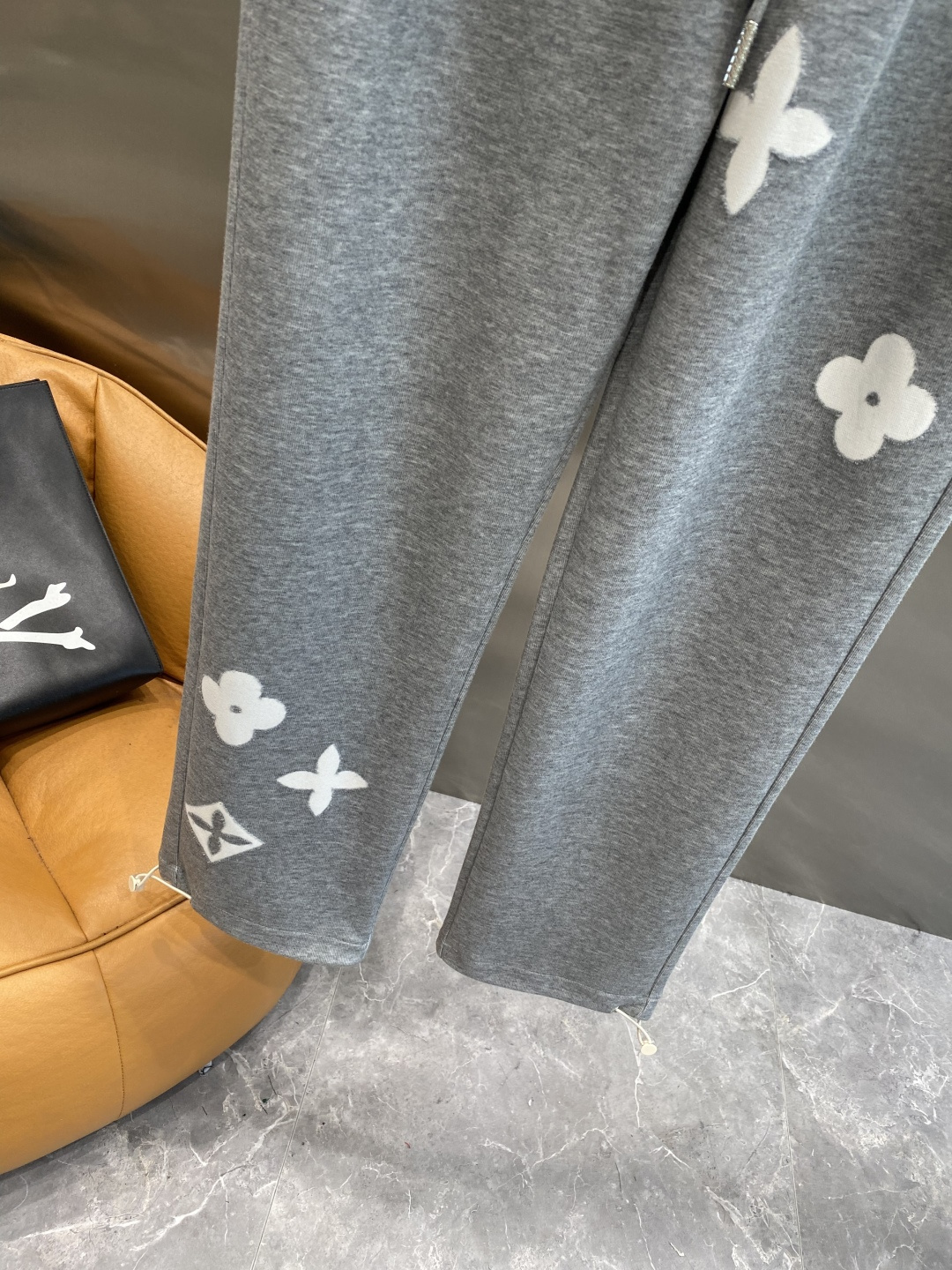 《𝙉𝙚𝙬🖤🤍驴家》2025专柜新品大爆款高端休闲裤松紧裤！奢华品牌logo重工艺点缀 随意进出专柜，高端