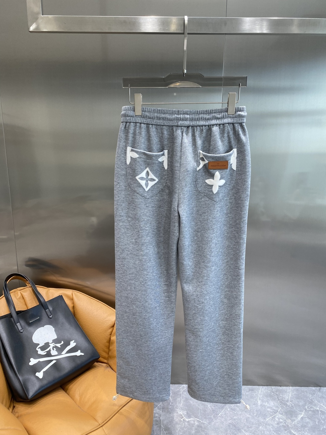 《𝙉𝙚𝙬🖤🤍驴家》2025专柜新品大爆款高端休闲裤松紧裤！奢华品牌logo重工艺点缀 随意进出专柜，高端