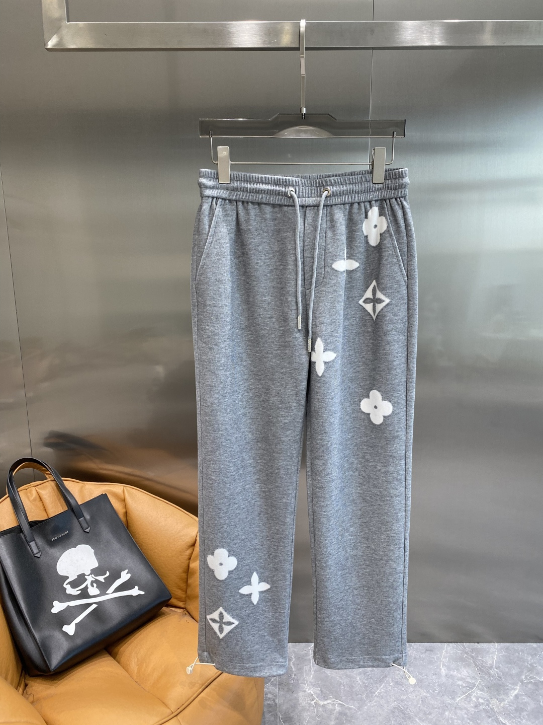 《𝙉𝙚𝙬🖤🤍驴家》2025专柜新品大爆款高端休闲裤松紧裤！奢华品牌logo重工艺点缀 随意进出专柜，高端