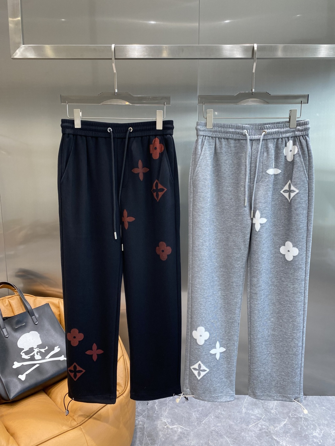 《𝙉𝙚𝙬🖤🤍驴家》2025专柜新品大爆款高端休闲裤松紧裤！奢华品牌logo重工艺点缀 随意进出专柜，高端