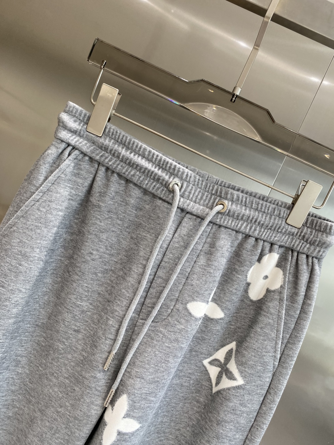《𝙉𝙚𝙬🖤🤍驴家》2025专柜新品大爆款高端休闲裤松紧裤！奢华品牌logo重工艺点缀 随意进出专柜，高端