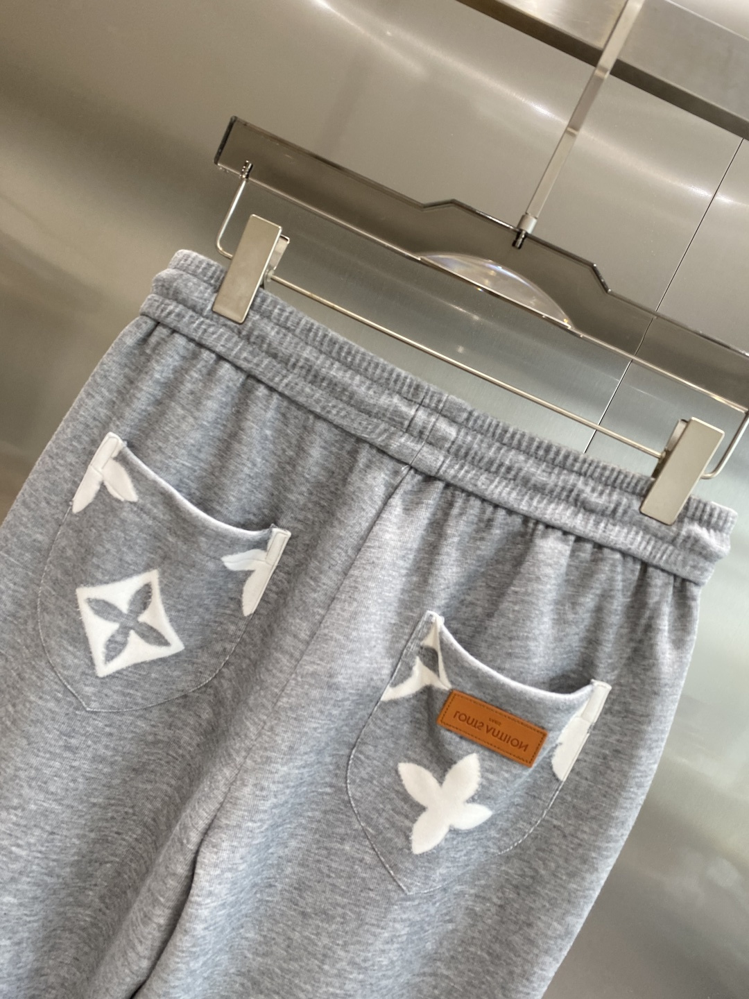 《𝙉𝙚𝙬🖤🤍驴家》2025专柜新品大爆款高端休闲裤松紧裤！奢华品牌logo重工艺点缀 随意进出专柜，高端