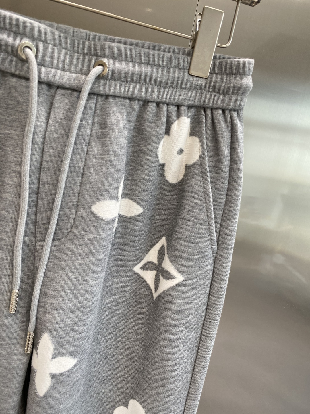 《𝙉𝙚𝙬🖤🤍驴家》2025专柜新品大爆款高端休闲裤松紧裤！奢华品牌logo重工艺点缀 随意进出专柜，高端