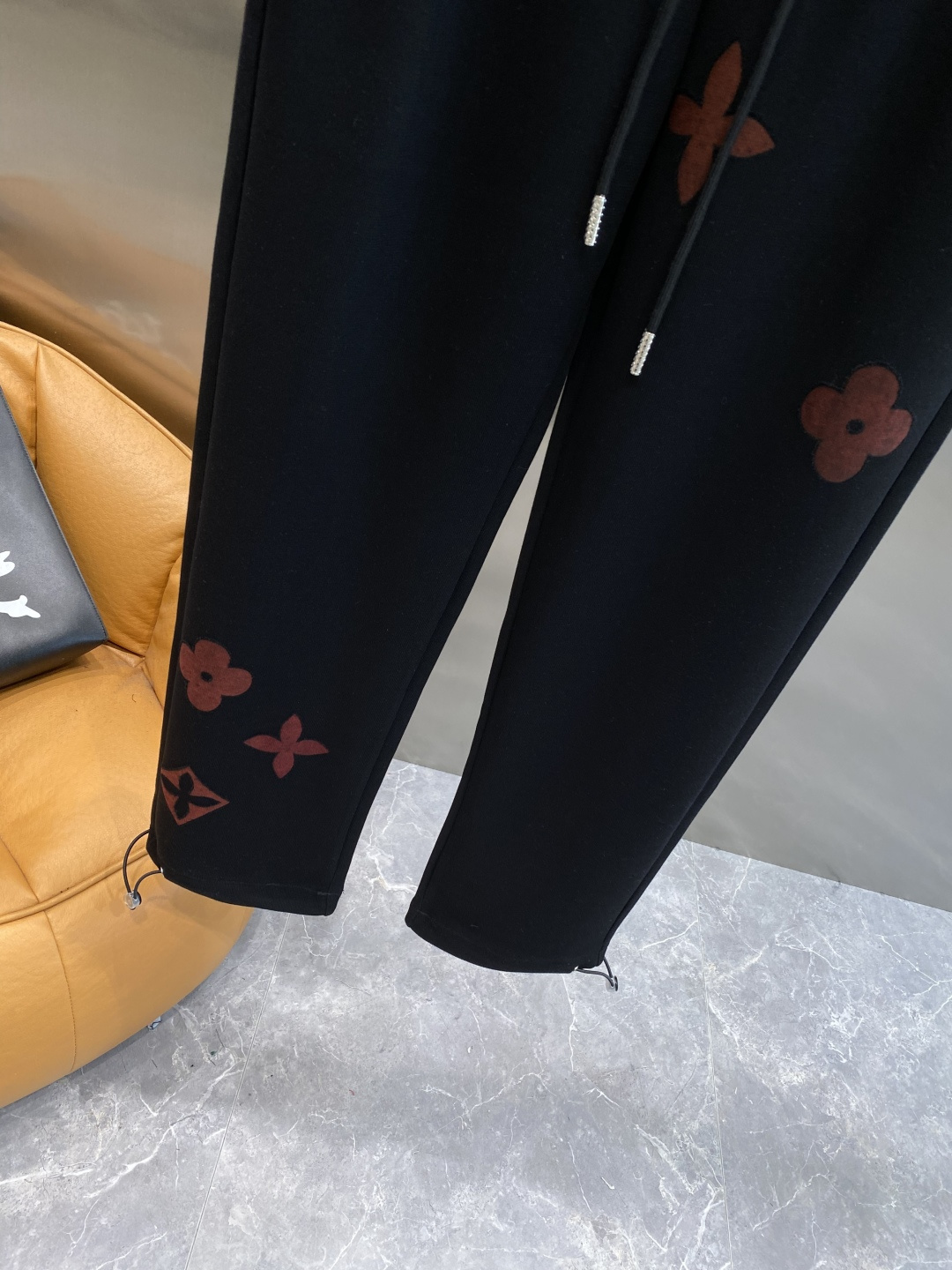 《𝙉𝙚𝙬🖤🤍驴家》2025专柜新品大爆款高端休闲裤松紧裤！奢华品牌logo重工艺点缀 随意进出专柜，高端