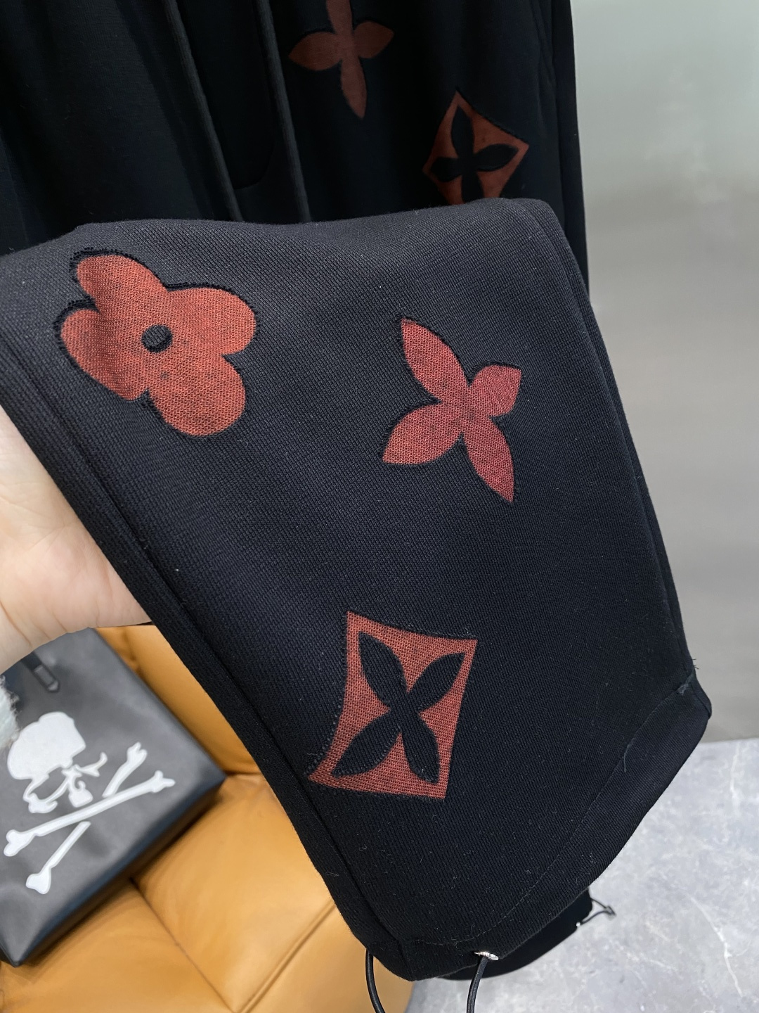 《𝙉𝙚𝙬🖤🤍驴家》2025专柜新品大爆款高端休闲裤松紧裤！奢华品牌logo重工艺点缀 随意进出专柜，高端