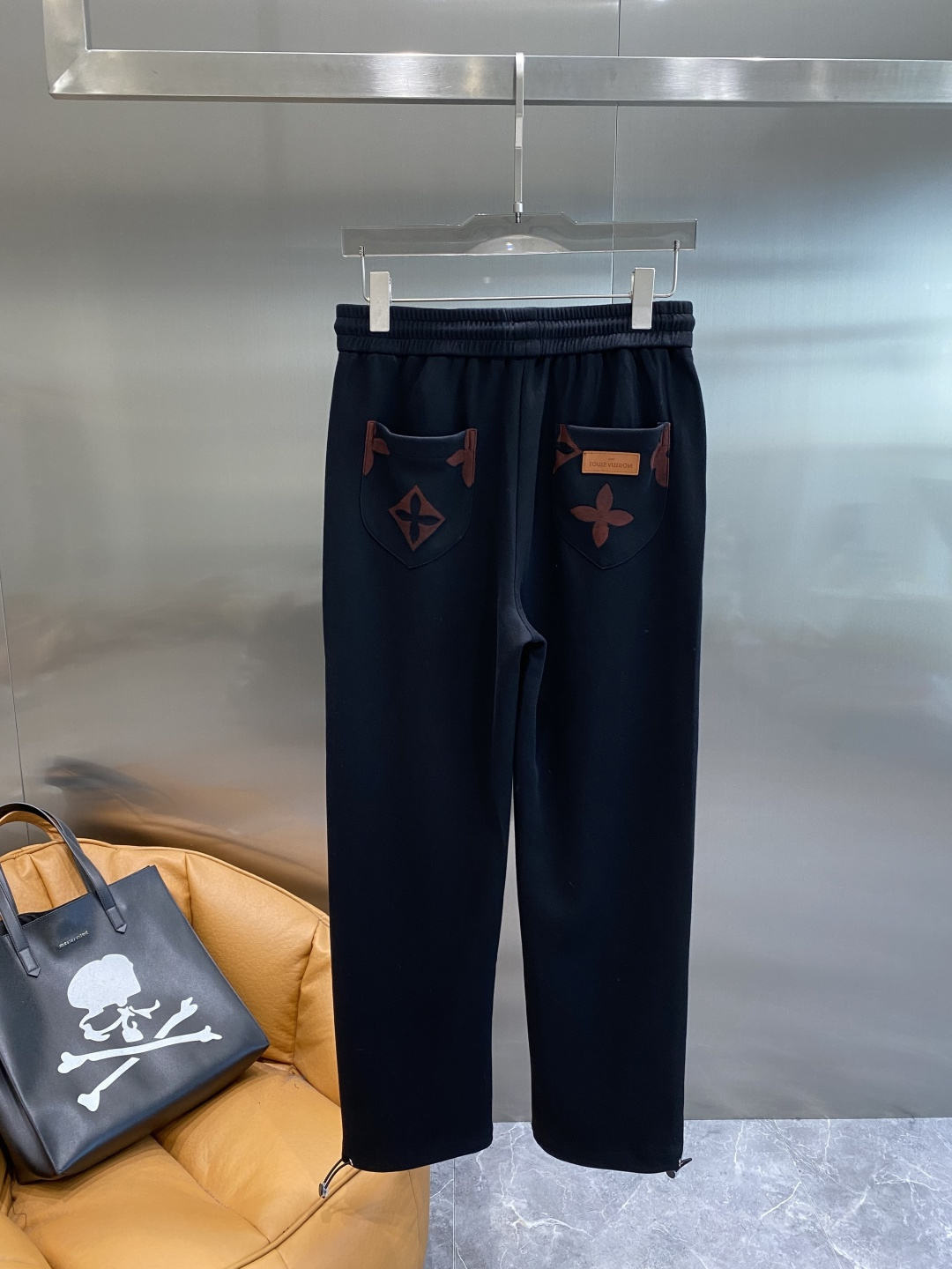 《𝙉𝙚𝙬🖤🤍驴家》2025专柜新品大爆款高端休闲裤松紧裤！奢华品牌logo重工艺点缀 随意进出专柜，高端