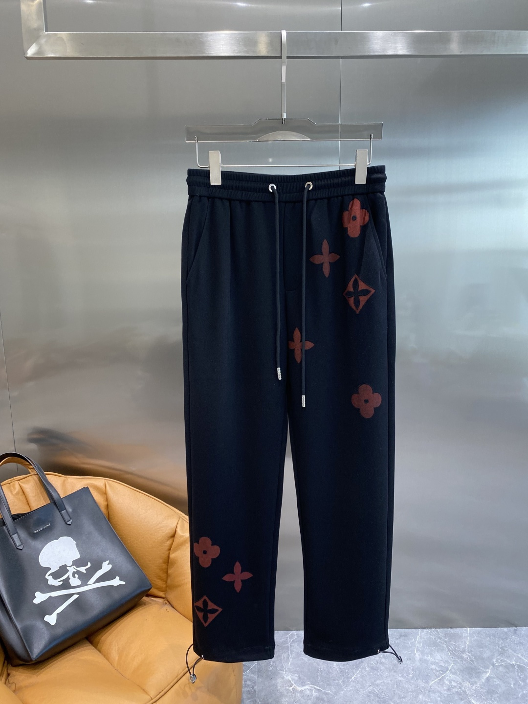 《𝙉𝙚𝙬🖤🤍驴家》2025专柜新品大爆款高端休闲裤松紧裤！奢华品牌logo重工艺点缀 随意进出专柜，高端