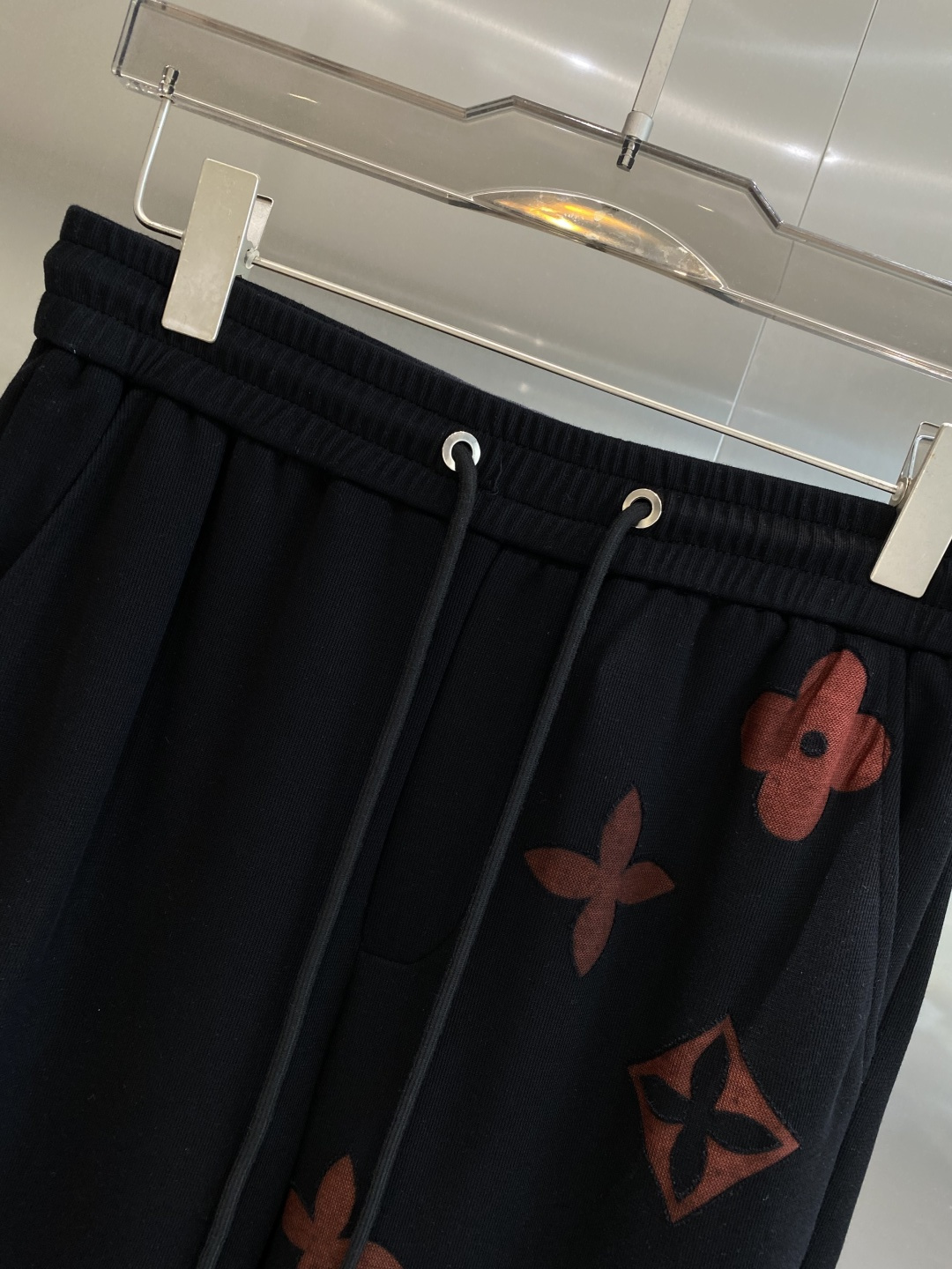 《𝙉𝙚𝙬🖤🤍驴家》2025专柜新品大爆款高端休闲裤松紧裤！奢华品牌logo重工艺点缀 随意进出专柜，高端