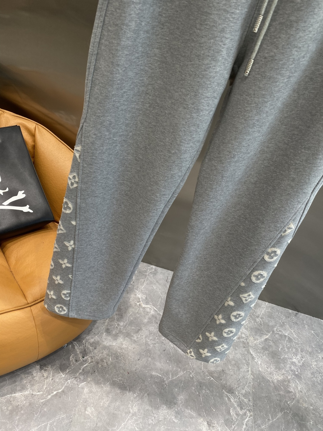 《𝙉𝙚𝙬🖤🤍驴家》2025专柜新品大爆款高端休闲裤松紧裤！奢华品牌logo重工艺点缀 随意进出专柜，高端