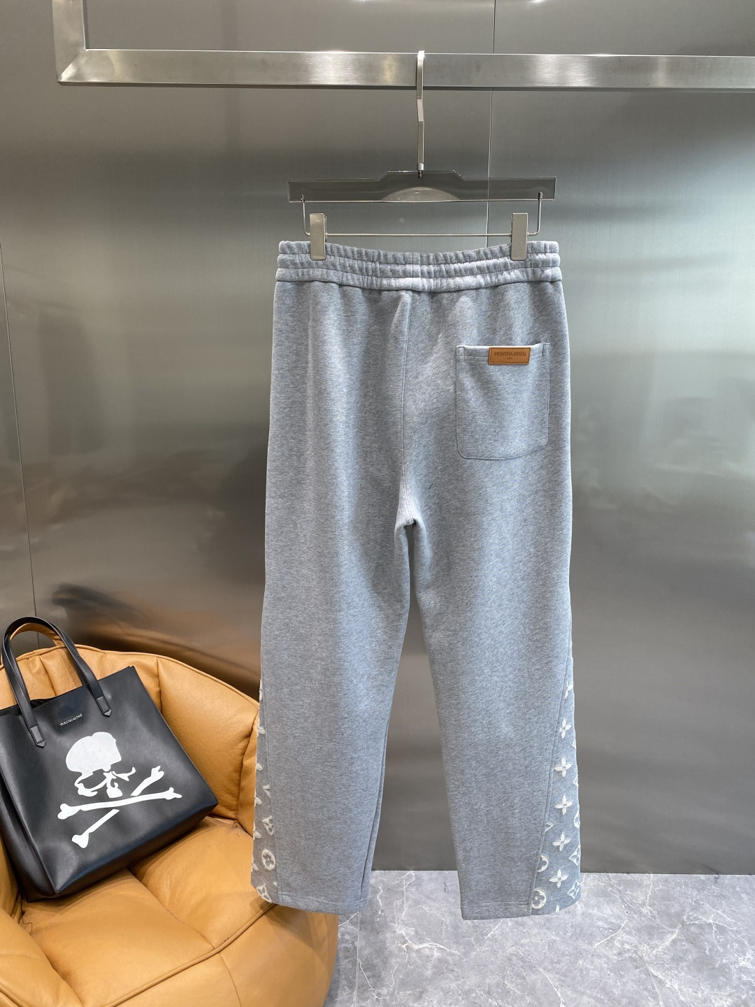 《𝙉𝙚𝙬🖤🤍驴家》2025专柜新品大爆款高端休闲裤松紧裤！奢华品牌logo重工艺点缀 随意进出专柜，高端