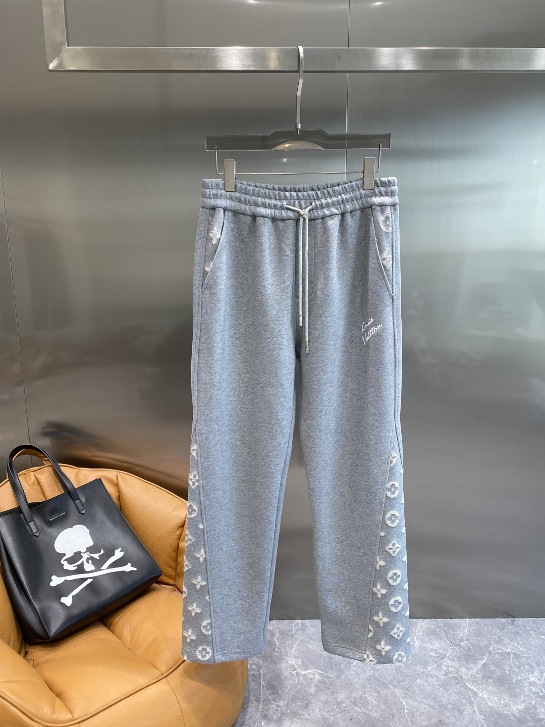 《𝙉𝙚𝙬🖤🤍驴家》2025专柜新品大爆款高端休闲裤松紧裤！奢华品牌logo重工艺点缀 随意进出专柜，高端