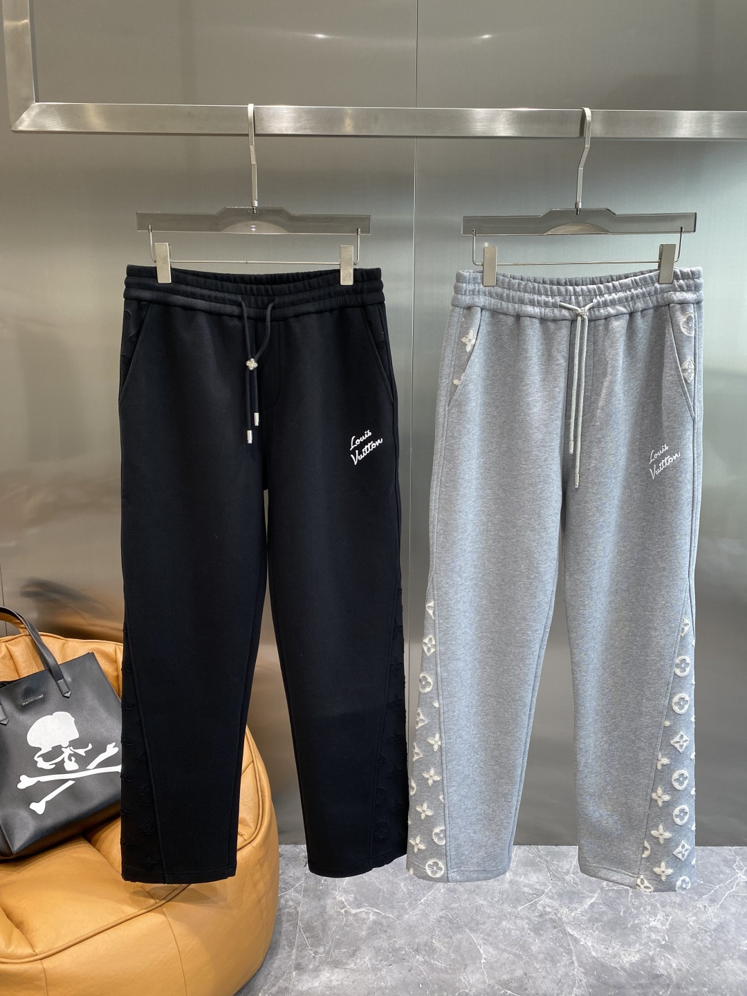 《𝙉𝙚𝙬🖤🤍驴家》2025专柜新品大爆款高端休闲裤松紧裤！奢华品牌logo重工艺点缀 随意进出专柜，高端