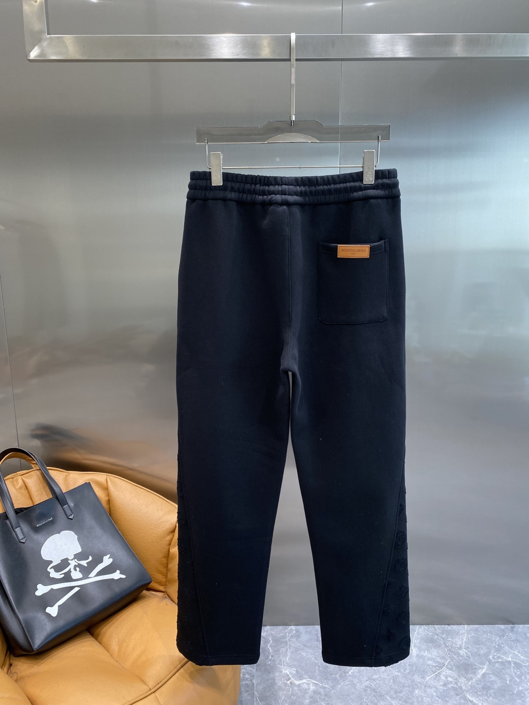 《𝙉𝙚𝙬🖤🤍驴家》2025专柜新品大爆款高端休闲裤松紧裤！奢华品牌logo重工艺点缀 随意进出专柜，高端