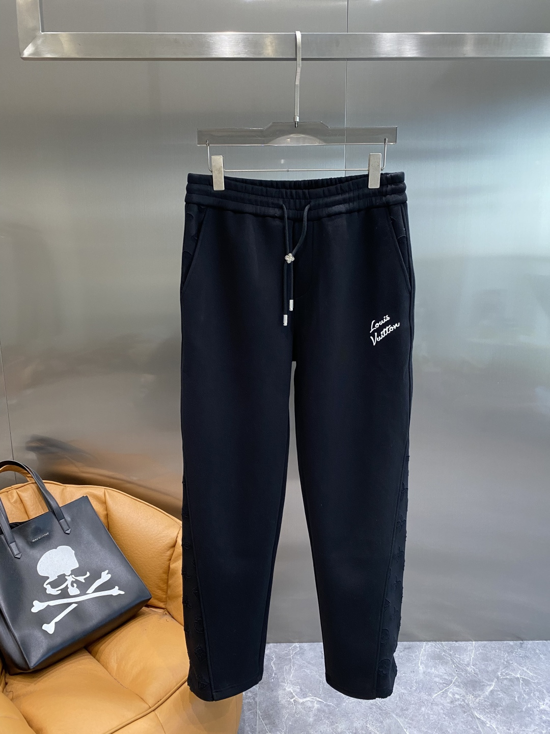 《𝙉𝙚𝙬🖤🤍驴家》2025专柜新品大爆款高端休闲裤松紧裤！奢华品牌logo重工艺点缀 随意进出专柜，高端