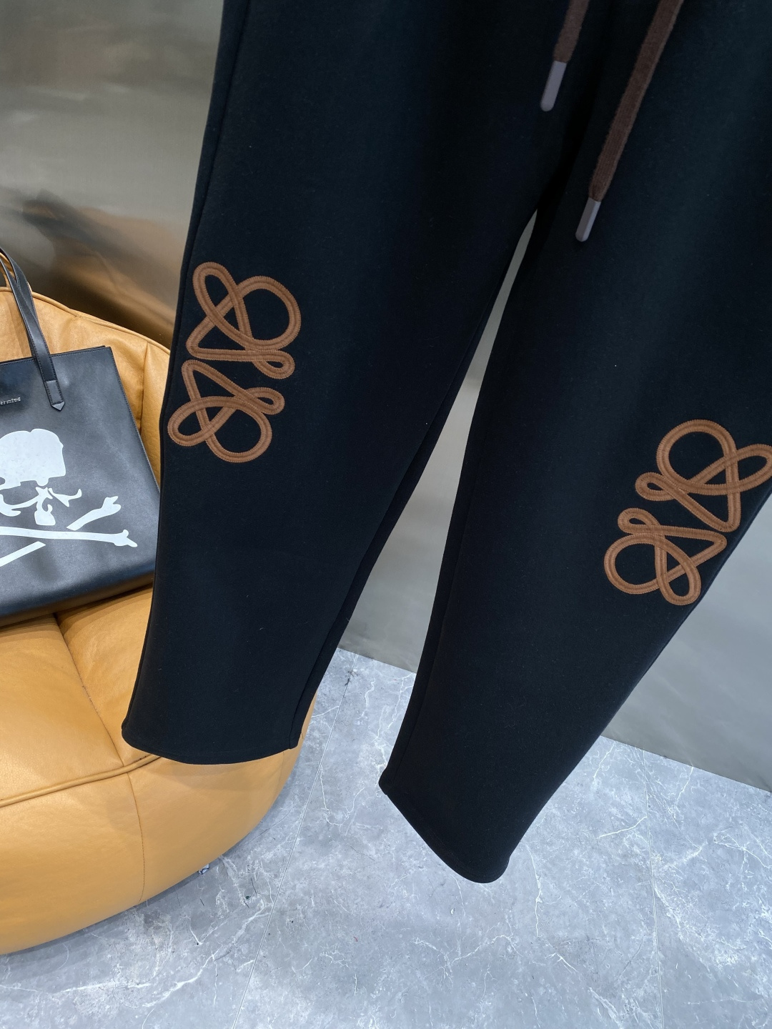 《𝙉𝙚𝙬🖤🤍罗家》2025专柜新品大爆款高端休闲裤松紧裤！奢华品牌logo重工艺点缀 随意进出专柜，高端