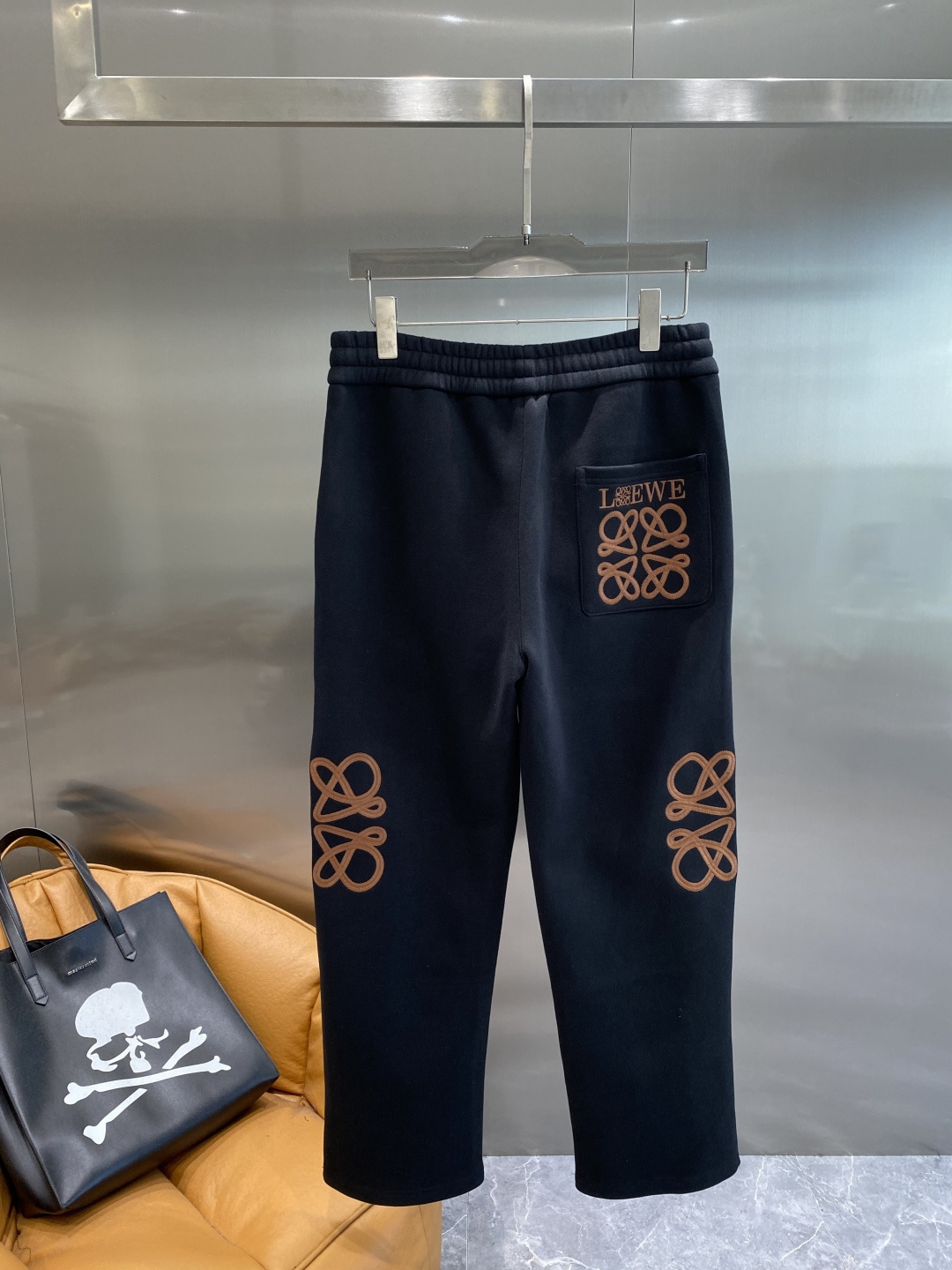 《𝙉𝙚𝙬🖤🤍罗家》2025专柜新品大爆款高端休闲裤松紧裤！奢华品牌logo重工艺点缀 随意进出专柜，高端