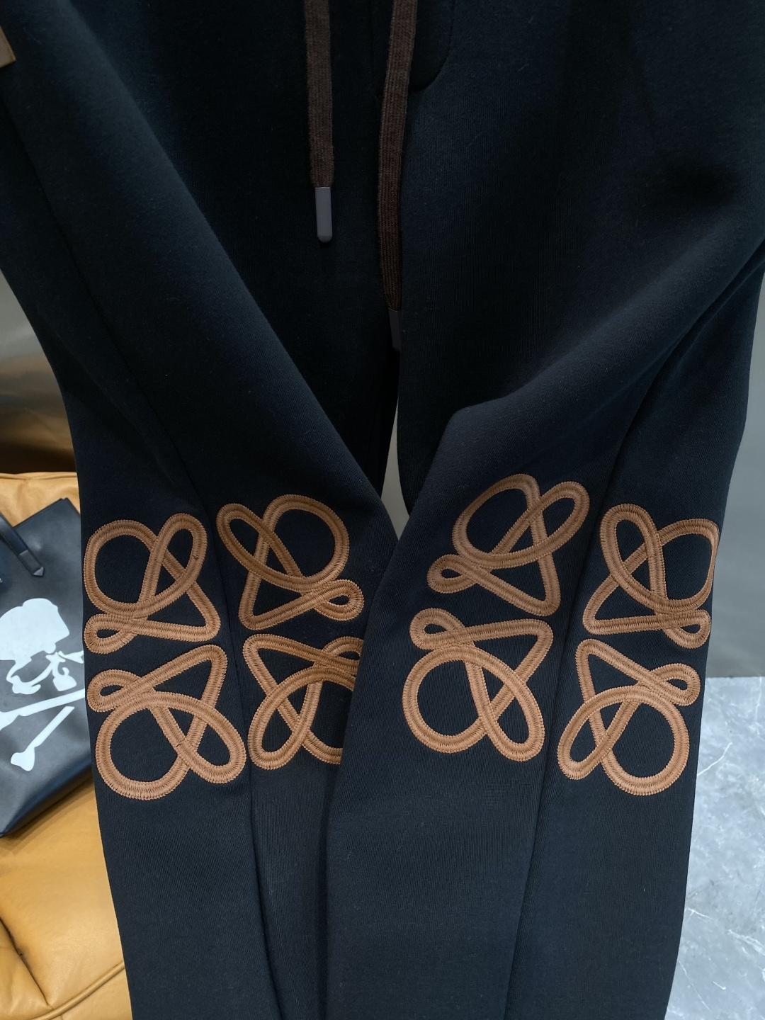 《𝙉𝙚𝙬🖤🤍罗家》2025专柜新品大爆款高端休闲裤松紧裤！奢华品牌logo重工艺点缀 随意进出专柜，高端