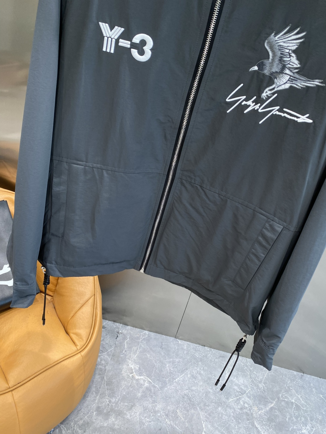 《𝙉𝙚𝙬🤍🖤 Y3家》时尚界的低调奢华担当 经典沉稳大气又百搭。精致的品牌元 低调中彰显奢华，更是点睛之