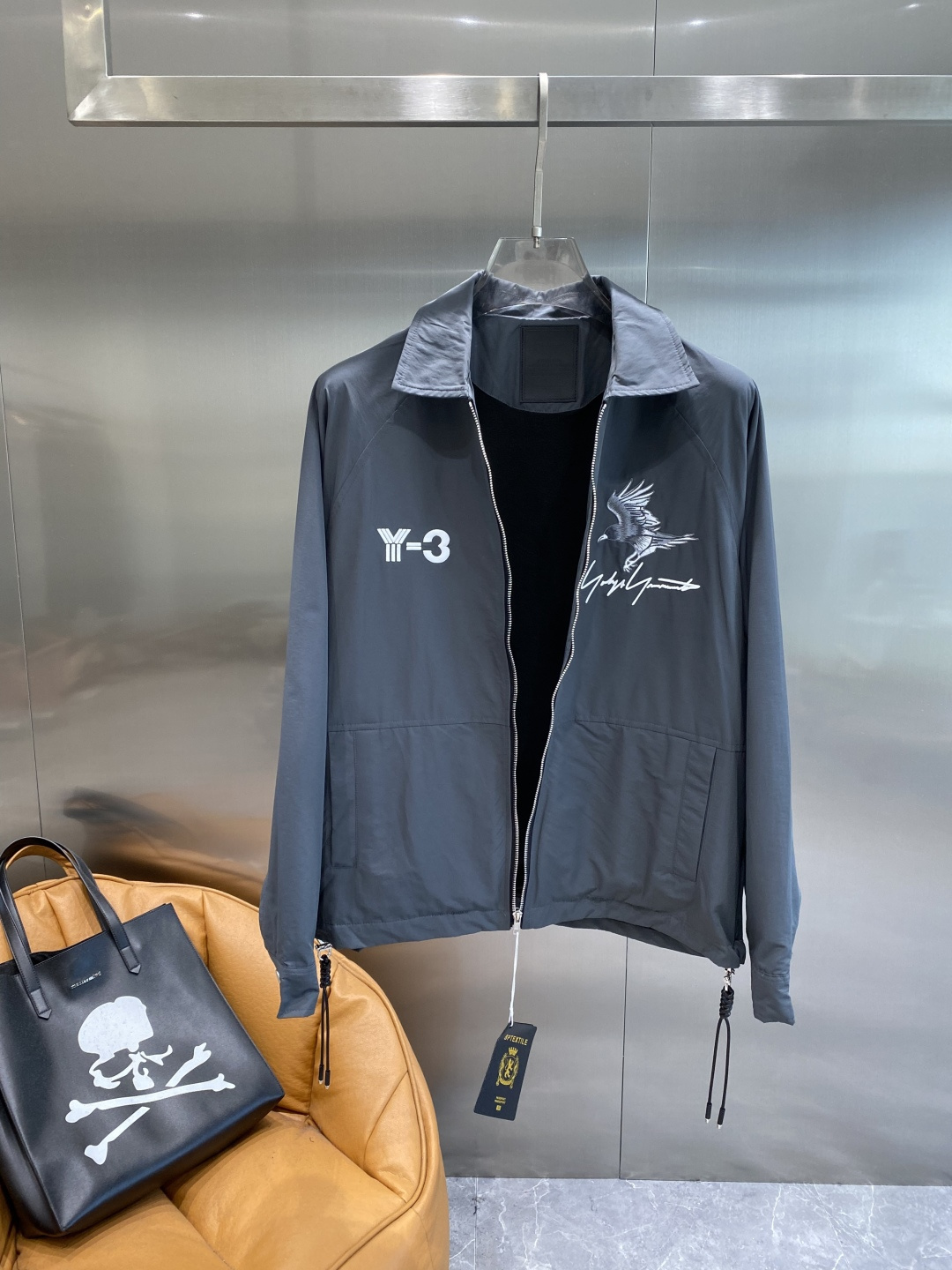 《𝙉𝙚𝙬🤍🖤 Y3家》时尚界的低调奢华担当 经典沉稳大气又百搭。精致的品牌元 低调中彰显奢华，更是点睛之