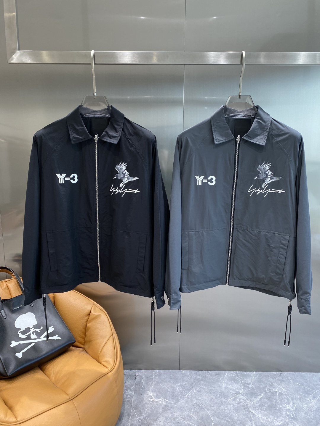 《𝙉𝙚𝙬🤍🖤 Y3家》时尚界的低调奢华担当 经典沉稳大气又百搭。精致的品牌元 低调中彰显奢华，更是点睛之