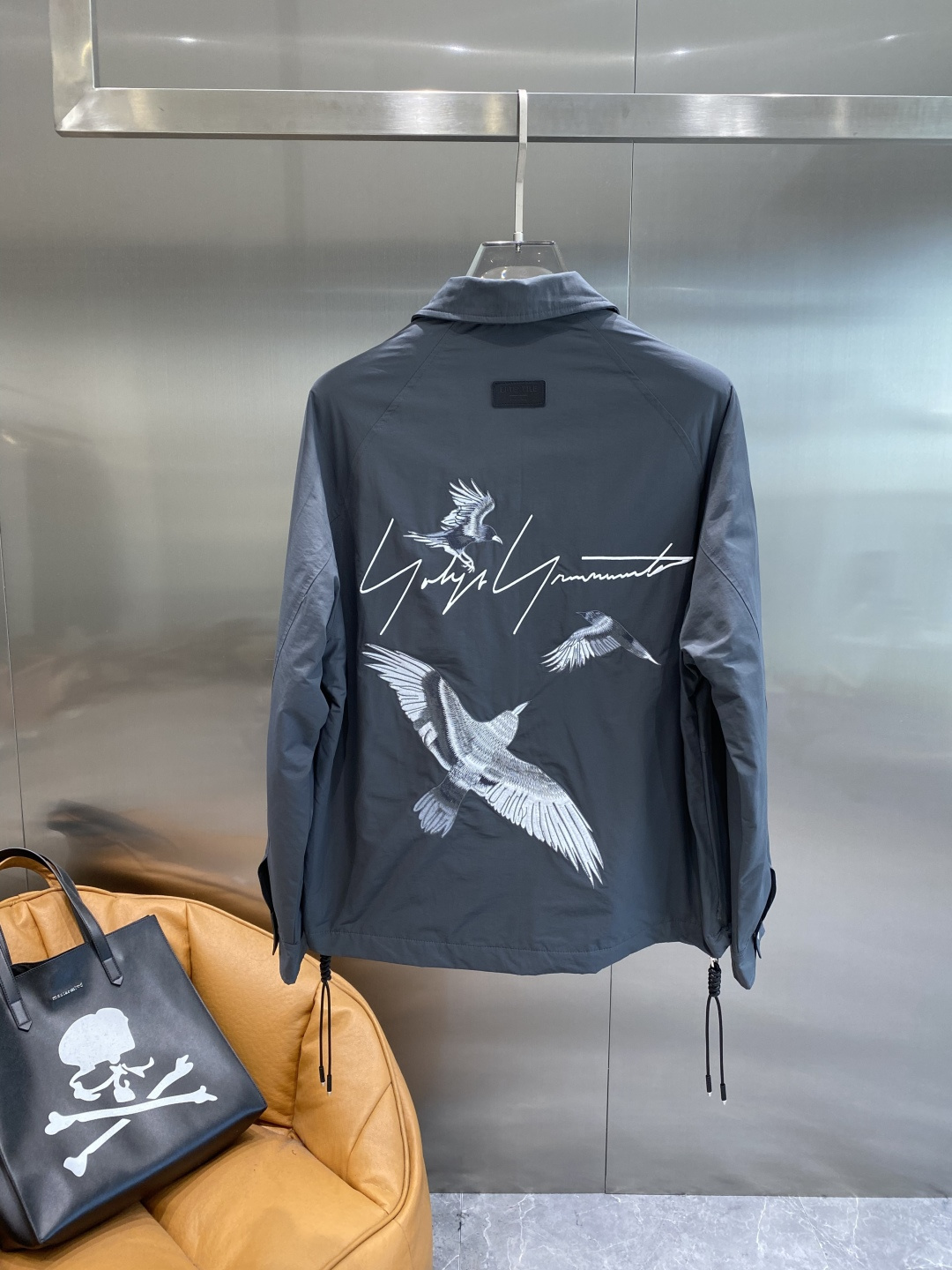 《𝙉𝙚𝙬🤍🖤 Y3家》时尚界的低调奢华担当 经典沉稳大气又百搭。精致的品牌元 低调中彰显奢华，更是点睛之