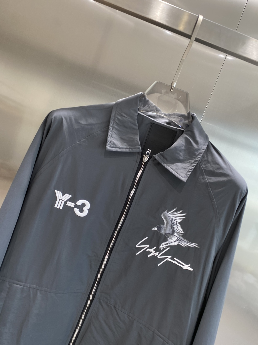 《𝙉𝙚𝙬🤍🖤 Y3家》时尚界的低调奢华担当 经典沉稳大气又百搭。精致的品牌元 低调中彰显奢华，更是点睛之