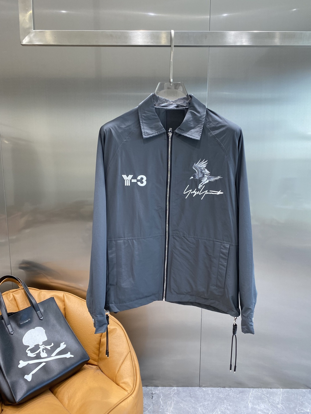 《𝙉𝙚𝙬🤍🖤 Y3家》时尚界的低调奢华担当 经典沉稳大气又百搭。精致的品牌元 低调中彰显奢华，更是点睛之