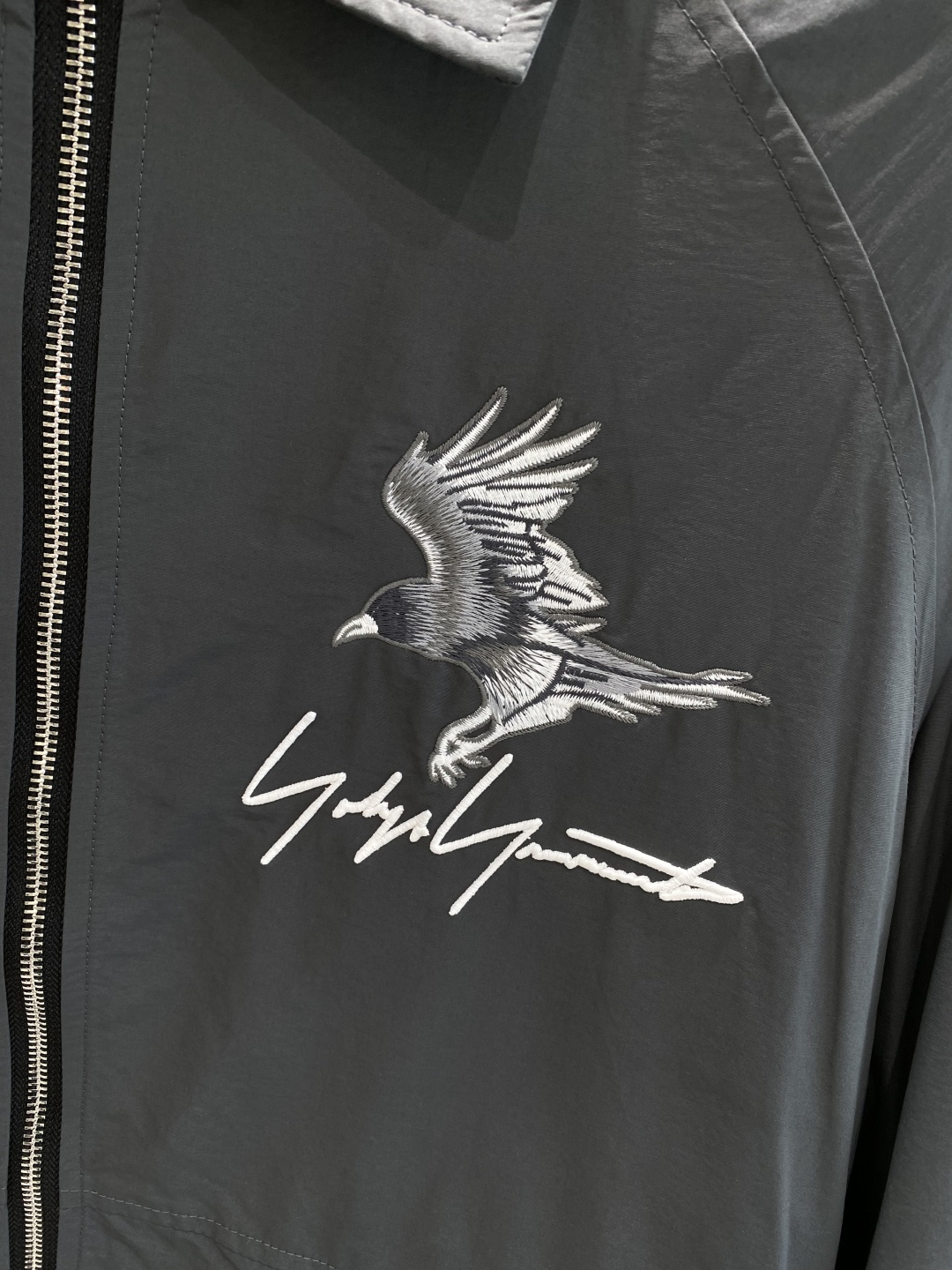 《𝙉𝙚𝙬🤍🖤 Y3家》时尚界的低调奢华担当 经典沉稳大气又百搭。精致的品牌元 低调中彰显奢华，更是点睛之