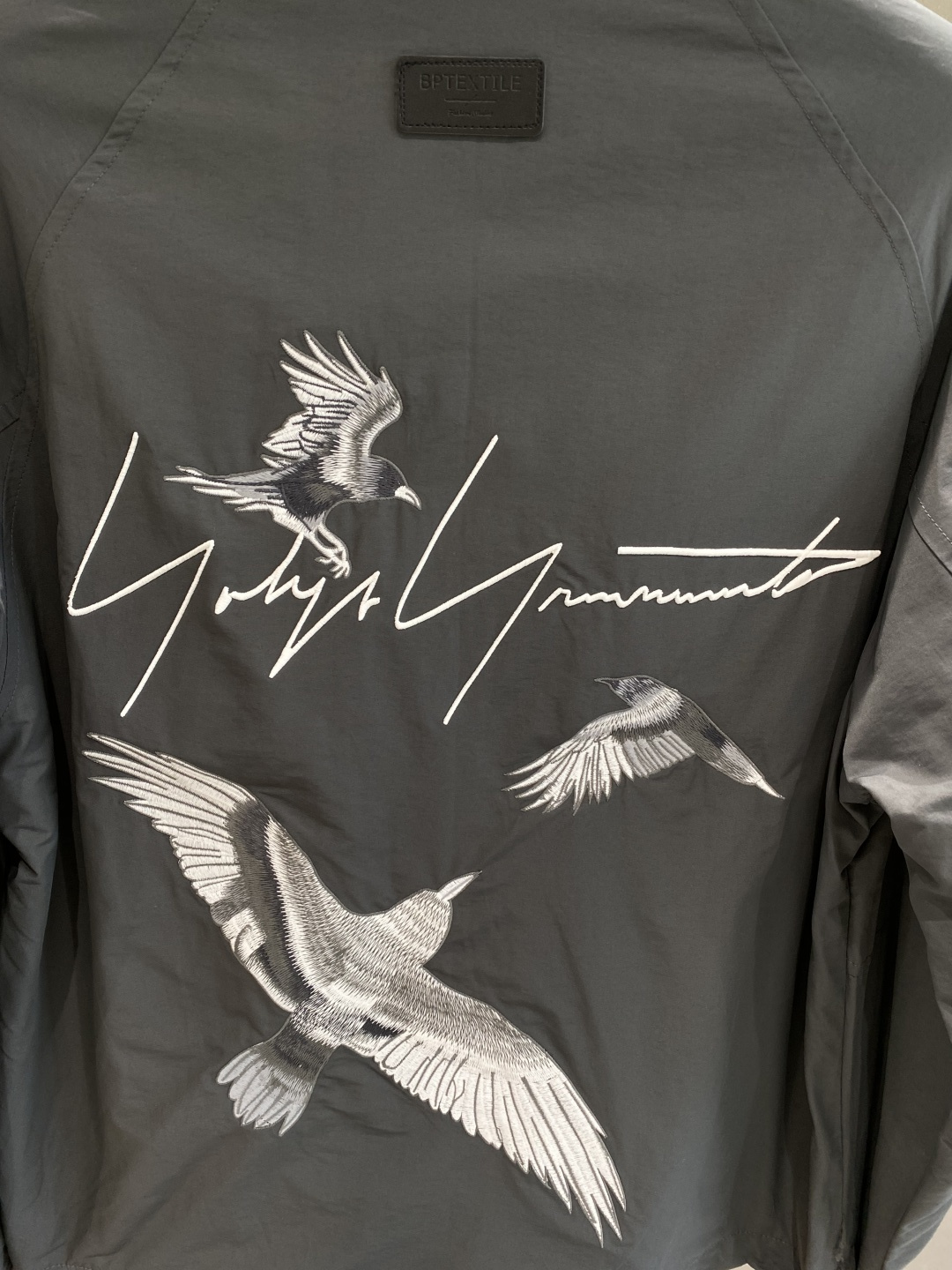 《𝙉𝙚𝙬🤍🖤 Y3家》时尚界的低调奢华担当 经典沉稳大气又百搭。精致的品牌元 低调中彰显奢华，更是点睛之