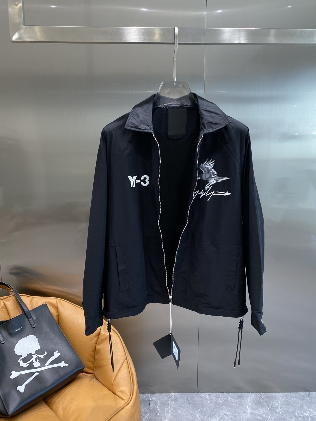 《𝙉𝙚𝙬🤍🖤 Y3家》时尚界的低调奢华担当 经典沉稳大气又百搭。精致的品牌元 低调中彰显奢华，更是点睛之