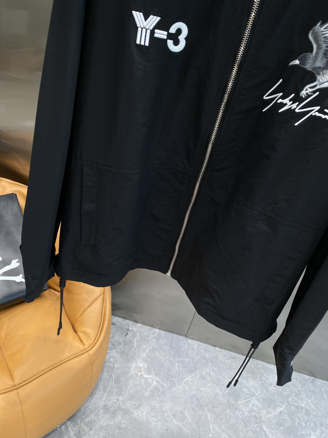 《𝙉𝙚𝙬🤍🖤 Y3家》时尚界的低调奢华担当 经典沉稳大气又百搭。精致的品牌元 低调中彰显奢华，更是点睛之