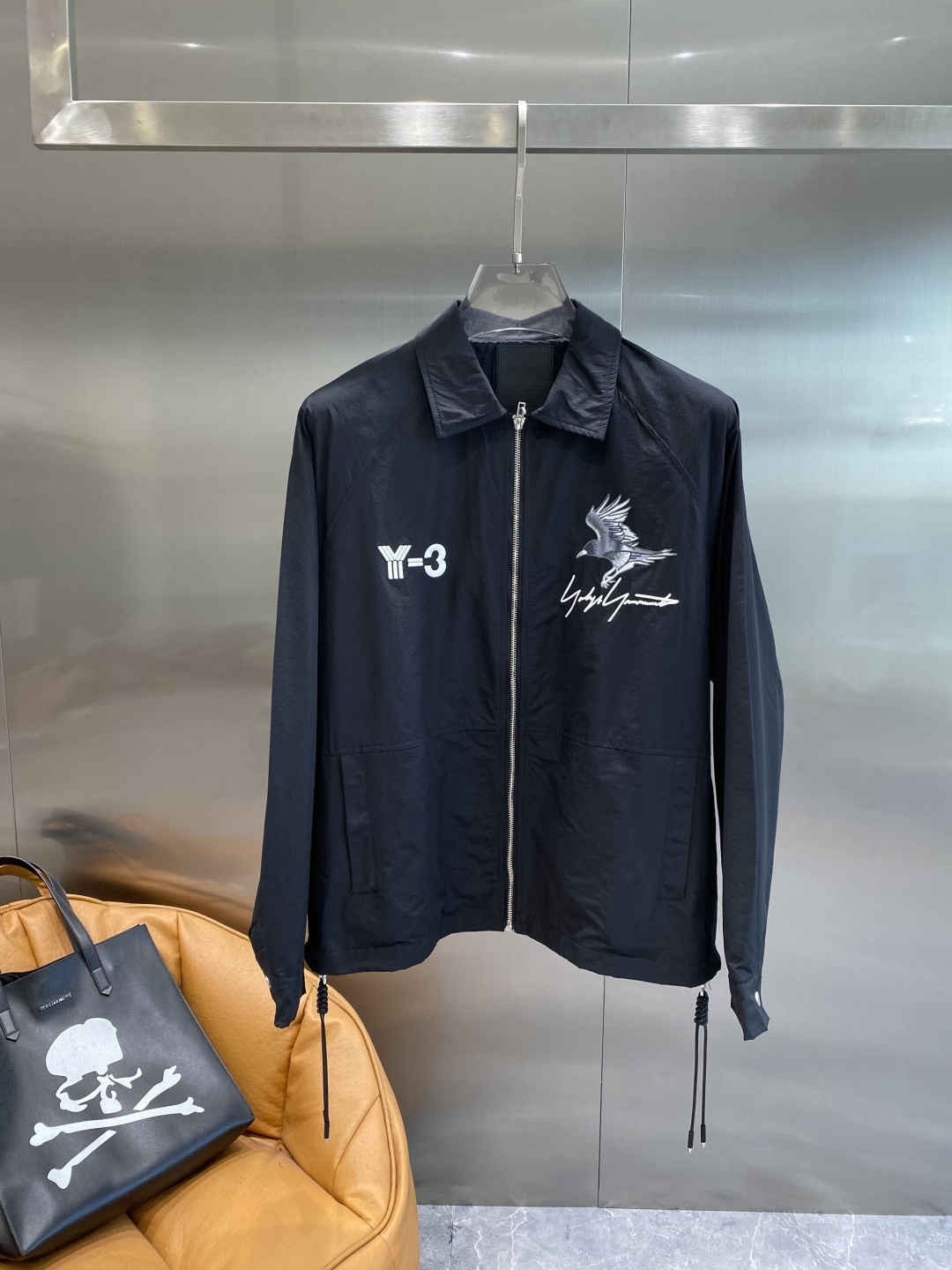 《𝙉𝙚𝙬🤍🖤 Y3家》时尚界的低调奢华担当 经典沉稳大气又百搭。精致的品牌元 低调中彰显奢华，更是点睛之