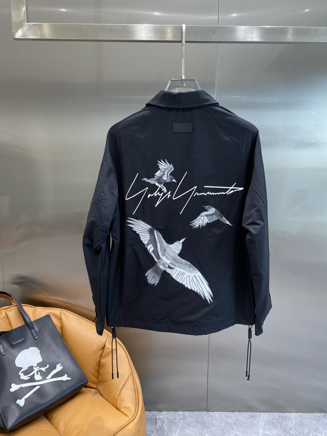 《𝙉𝙚𝙬🤍🖤 Y3家》时尚界的低调奢华担当 经典沉稳大气又百搭。精致的品牌元 低调中彰显奢华，更是点睛之