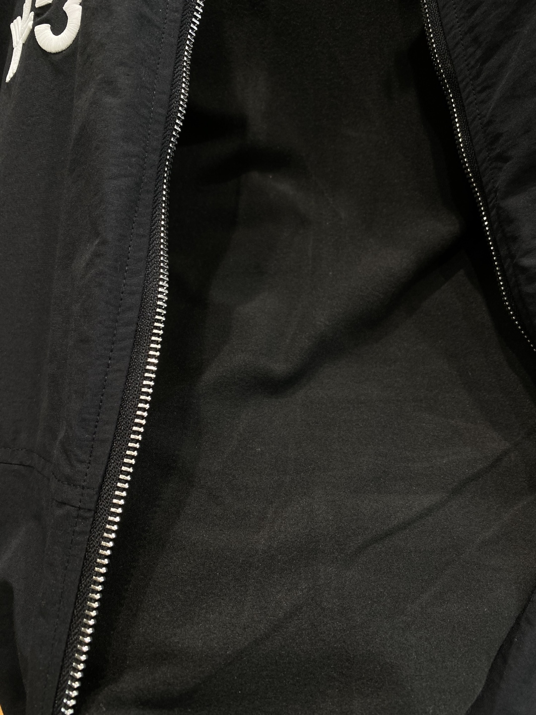 《𝙉𝙚𝙬🤍🖤 Y3家》时尚界的低调奢华担当 经典沉稳大气又百搭。精致的品牌元 低调中彰显奢华，更是点睛之