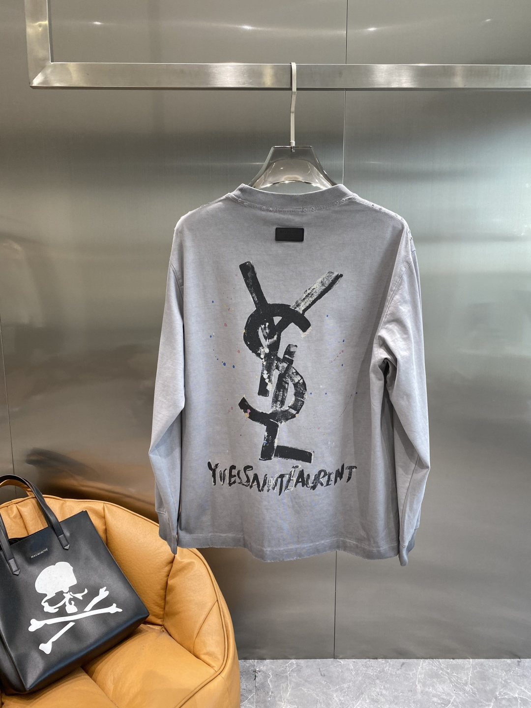 《𝙉𝙚𝙬🤍🖤圣罗家》2025秋冬专柜新款 时尚休闲打底衫长袖T恤，精选进口高密度双面拉架棉面料，精致原版