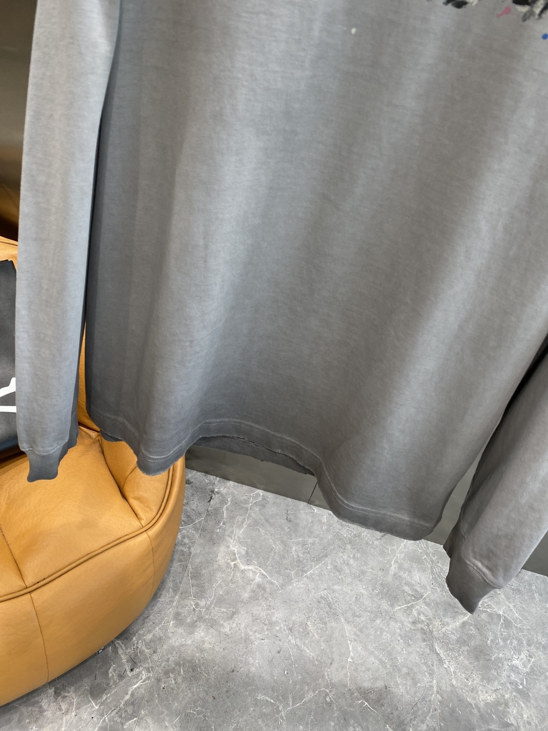 《𝙉𝙚𝙬🤍🖤圣罗家》2025秋冬专柜新款 时尚休闲打底衫长袖T恤，精选进口高密度双面拉架棉面料，精致原版