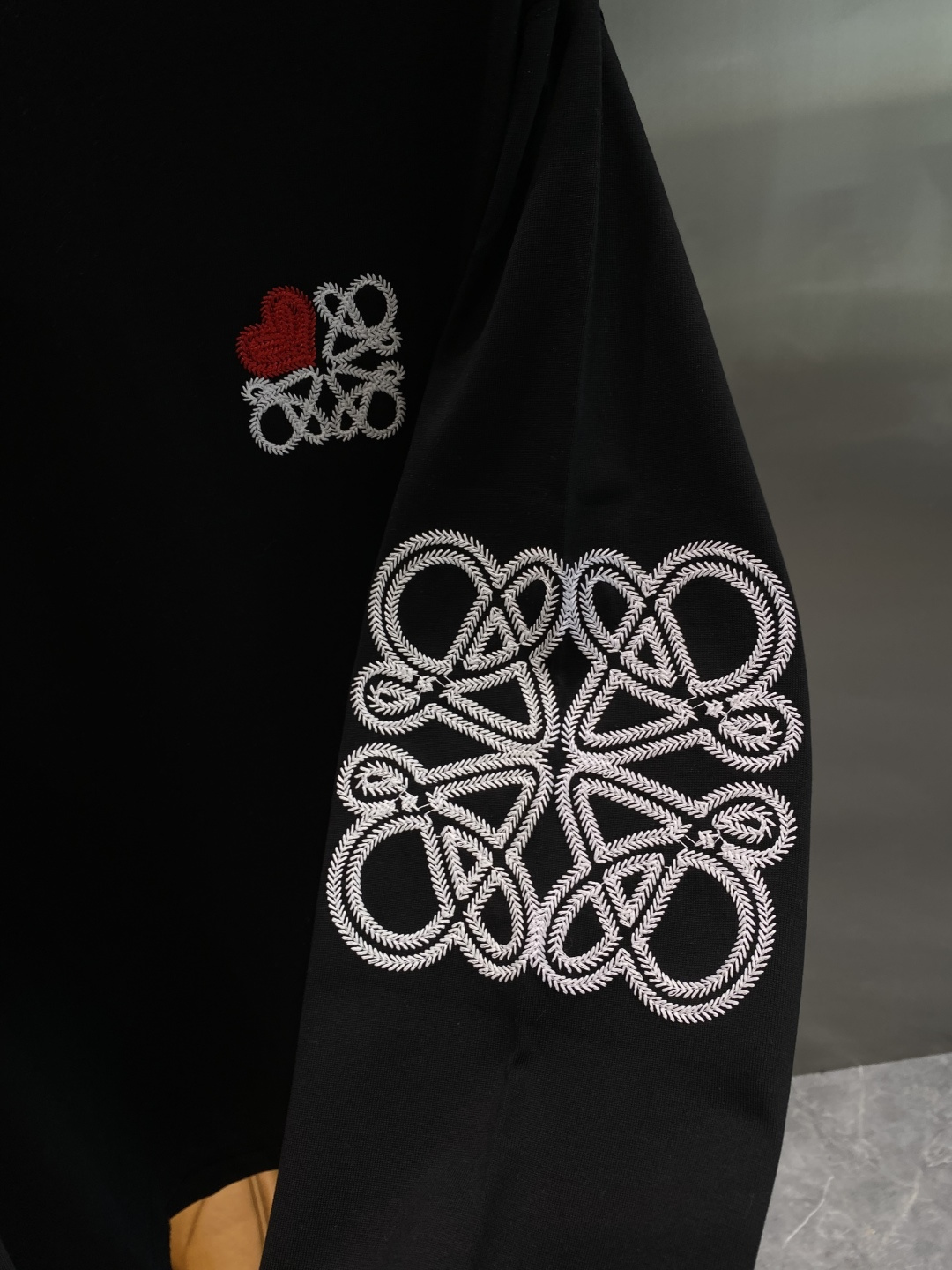 《𝙉𝙚𝙬🤍🖤罗家》2025秋冬专柜新款 时尚休闲打底衫长袖T恤，精选进口高密度双面拉架棉面料，精致原版l