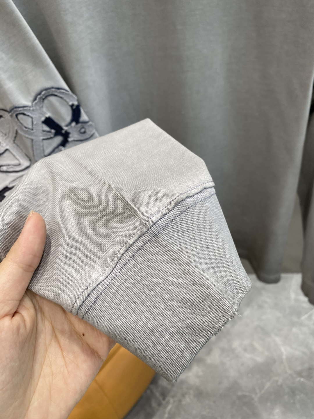 《𝙉𝙚𝙬🤍🖤罗家》2025秋冬专柜新款 时尚休闲打底衫长袖T恤，精选进口高密度双面拉架棉面料，精致原版l